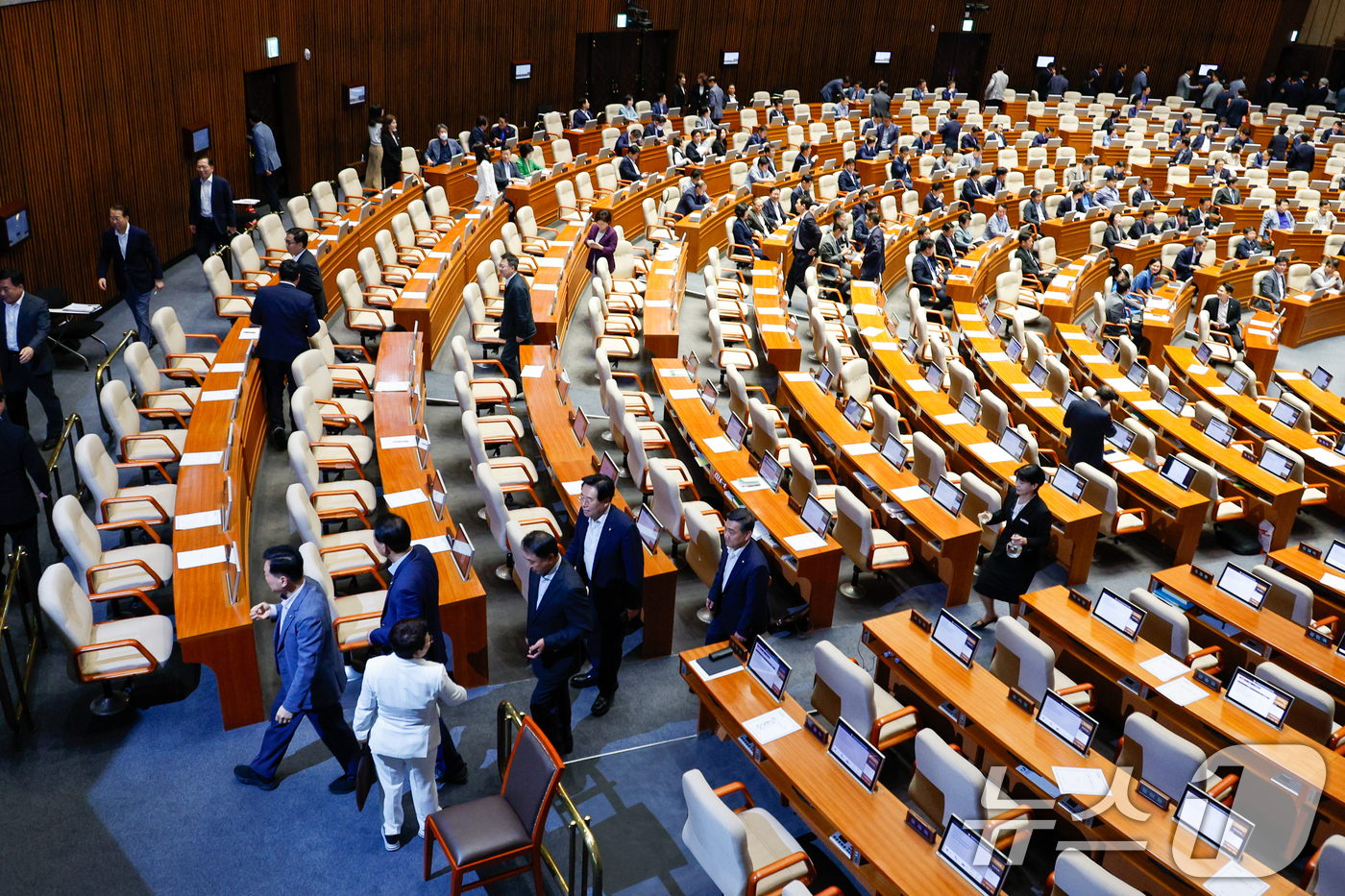 (서울=뉴스1) 안은나 기자 = 우원식 국회의장이 2일 오후 서울 여의도 국회에서 열린 본회의에서 2024년 민생회복지원금 지급을 위한 특별조치법안(대안) 무제한 토론(필리버스터) …