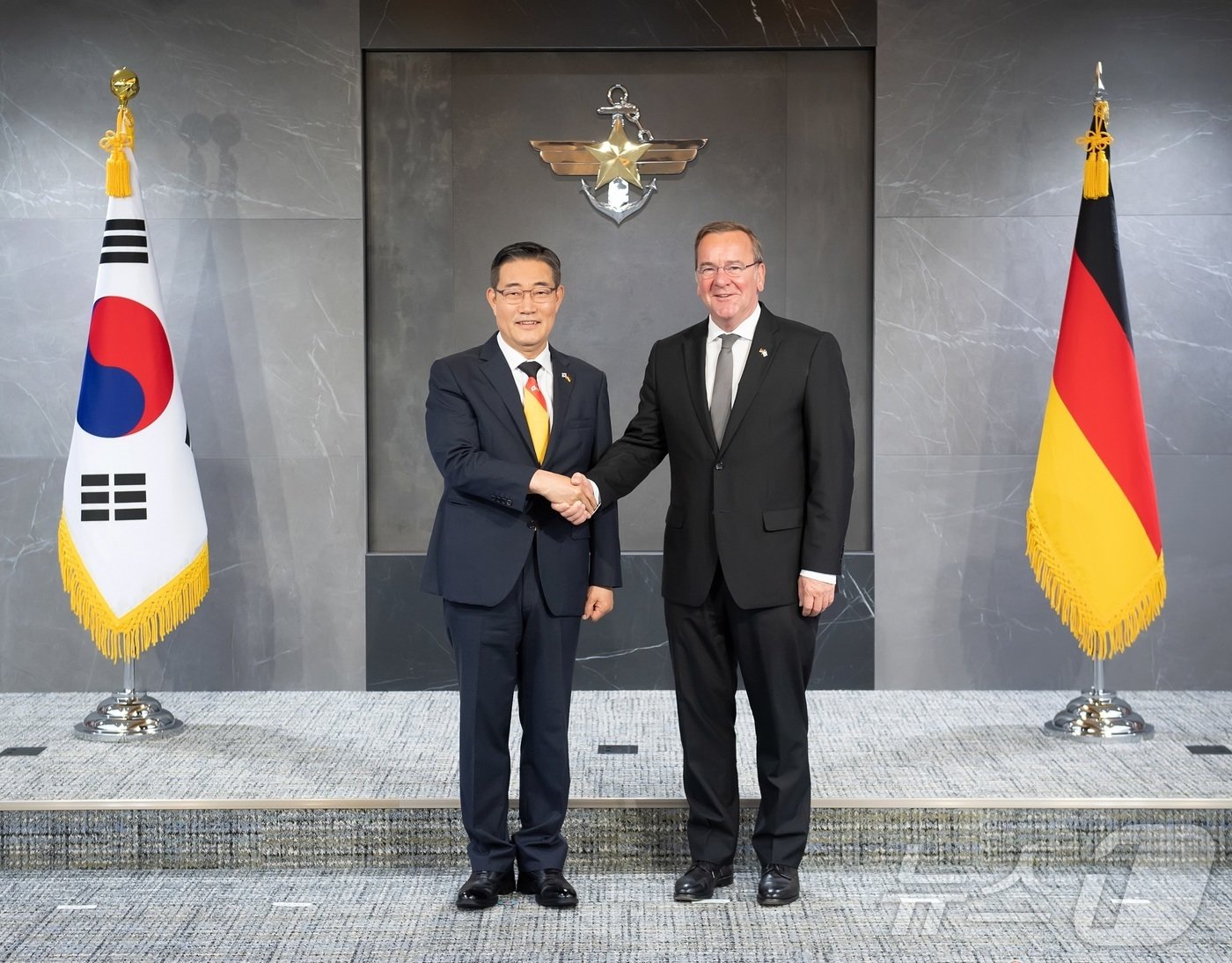 본문 이미지 - 신원식 국방부 장관이 2일 서울 국방부에서 보리스 피스토리우스 독일 국방부 장관과 국방장관회담 전 악수를 하고 있다. (국방부 제공) 2024.8.2/뉴스1