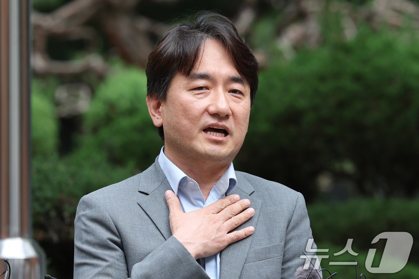 본문 이미지 - 대규모 판매 대금 미정산 사태를 야기한 류화현 위메프 대표이사가 2일 서울 서초구 서울회생법원에서 열린 기업 회생 개시 여부를 결정하기 위한 대표자 심문에 출석하며 취재진의 질의에 답변하고 있다. 법원은 이날 류 대표에게 회생을 신청한 경위와 자산·부채 현황 등을 물을 것으로 예상된다. 2024.8.2/뉴스1 ⓒ News1 신웅수 기자