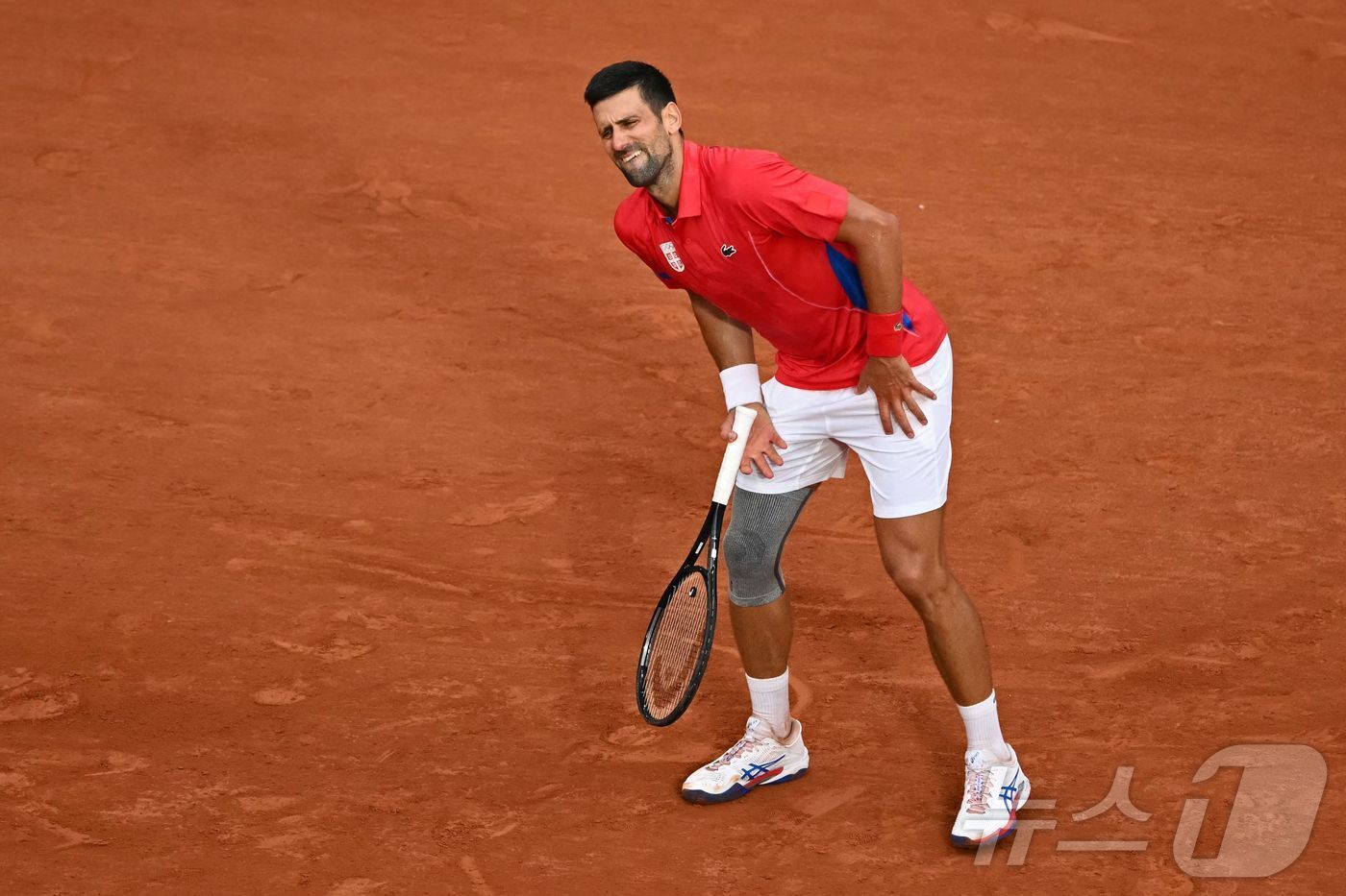 본문 이미지 - 세르비아의 노박 조코비치가 프랑스 파리의 스타드 롤랑가로스에서 열린 파리 올림픽 테니스 남자 단식 8강전에서 무릎 통증을 호소하고 있다. ⓒ AFP=뉴스1 ⓒ News1 김지현 기자