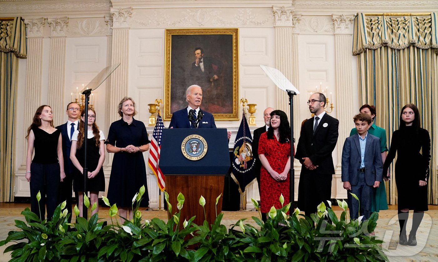 본문 이미지 - 조 바이든 미국 대통령이 1일(현지시간) 워싱턴DC 백악관에서 러시아 감옥에 수감된 미국인 3명이 이날 미국과 러시아 간 수감자 교환 협상이 타결돼 귀환한다고 발표하고 있다. 석방되는 미국인은 미 일간 월스트리트저널(WSJ)의 기자 에반 게르시코비치(32)와 미 해병대 출신 폴 웰런(54), 러시아계 미 언론인 알수 쿠르마셰바(47·여)다. 2024.08.01. ⓒ 로이터=뉴스1 ⓒ News1 김성식 기자