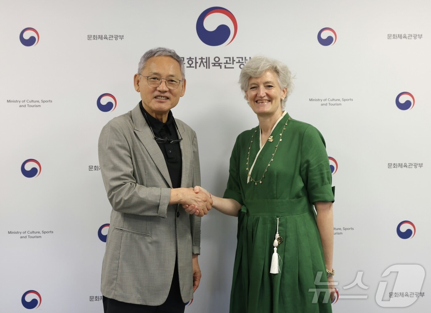 본문 이미지 - 유인촌 문화체육관광부 장관이 2일 서울 종로구 국립현대미술관 서울관에서 타마라 모휘니&#40;Tamara Mawhinney&#41; 주한 캐나다 대사와 면담 전 악수를 하고 있다. &#40;문체부 제공&#41; 2024.8.2/뉴스1