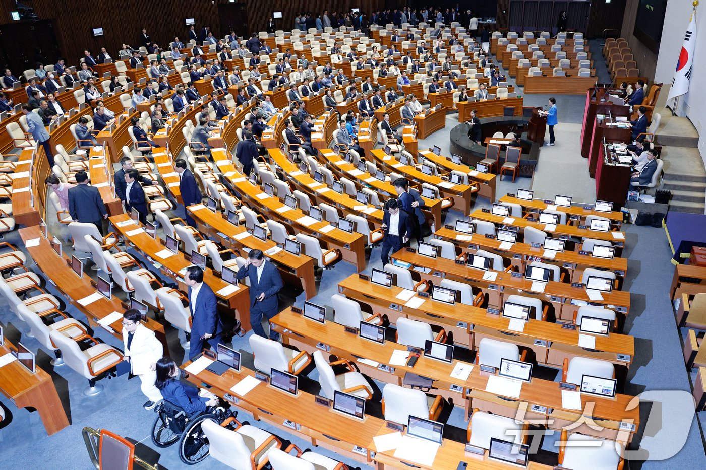 본문 이미지 - 김현 더불어민주당 의원이 2일 오후 서울 여의도 국회에서 열린 본회의에서 '이진숙 방송통신위원회 위원장 탄핵소추안' 제안설명을 하자 국민의힘 의원들이 퇴장하고 있다. 2024.8.2/뉴스1 ⓒ News1 안은나 기자