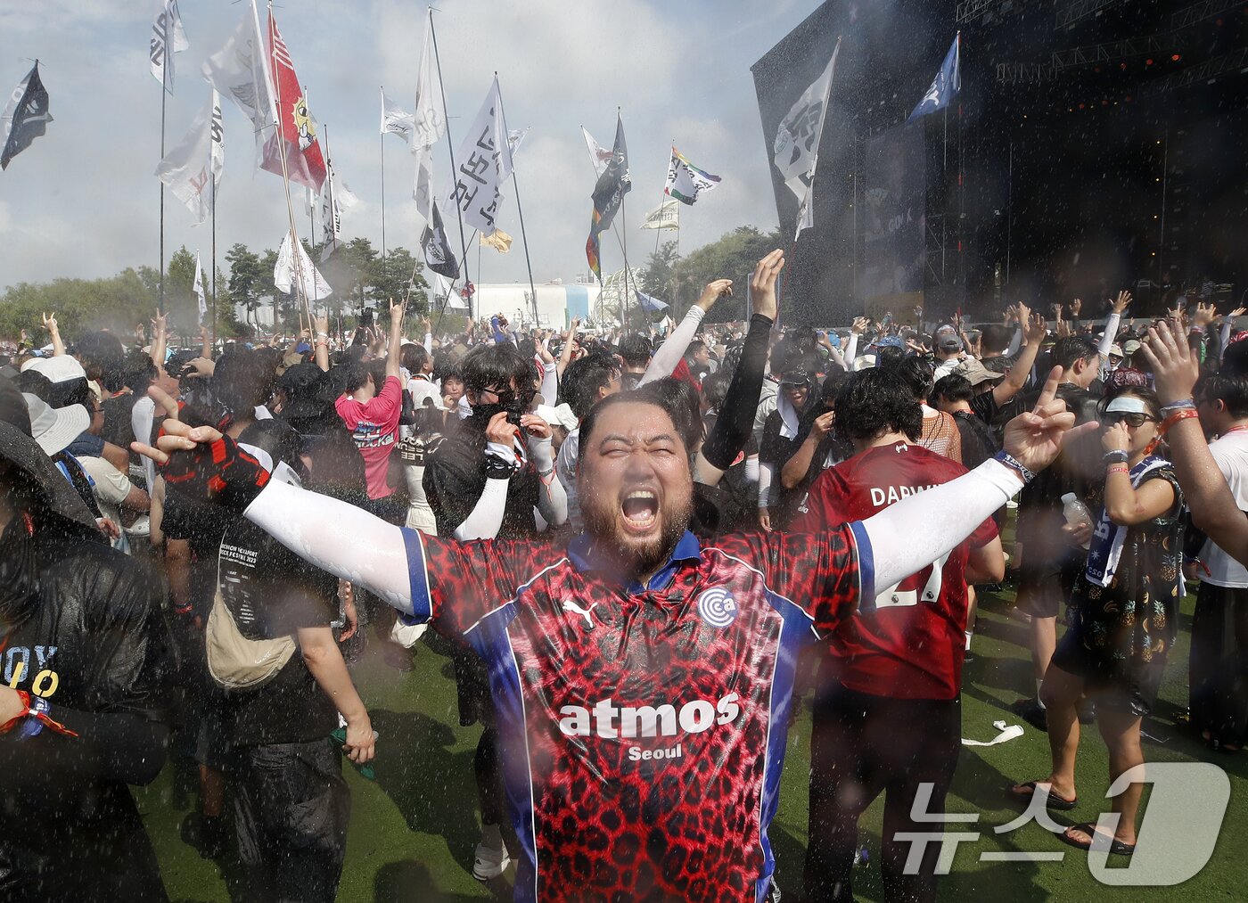 본문 이미지 - 인천 연수구 송도달빛축제공원에서 열린 2024 인천 펜타포트 락 페스티벌에서 관객들이 물대포를 맞으며 GUMX의 공연을 즐기고 있다. 2024.8.2 ⓒ 뉴스1 권현진 기자