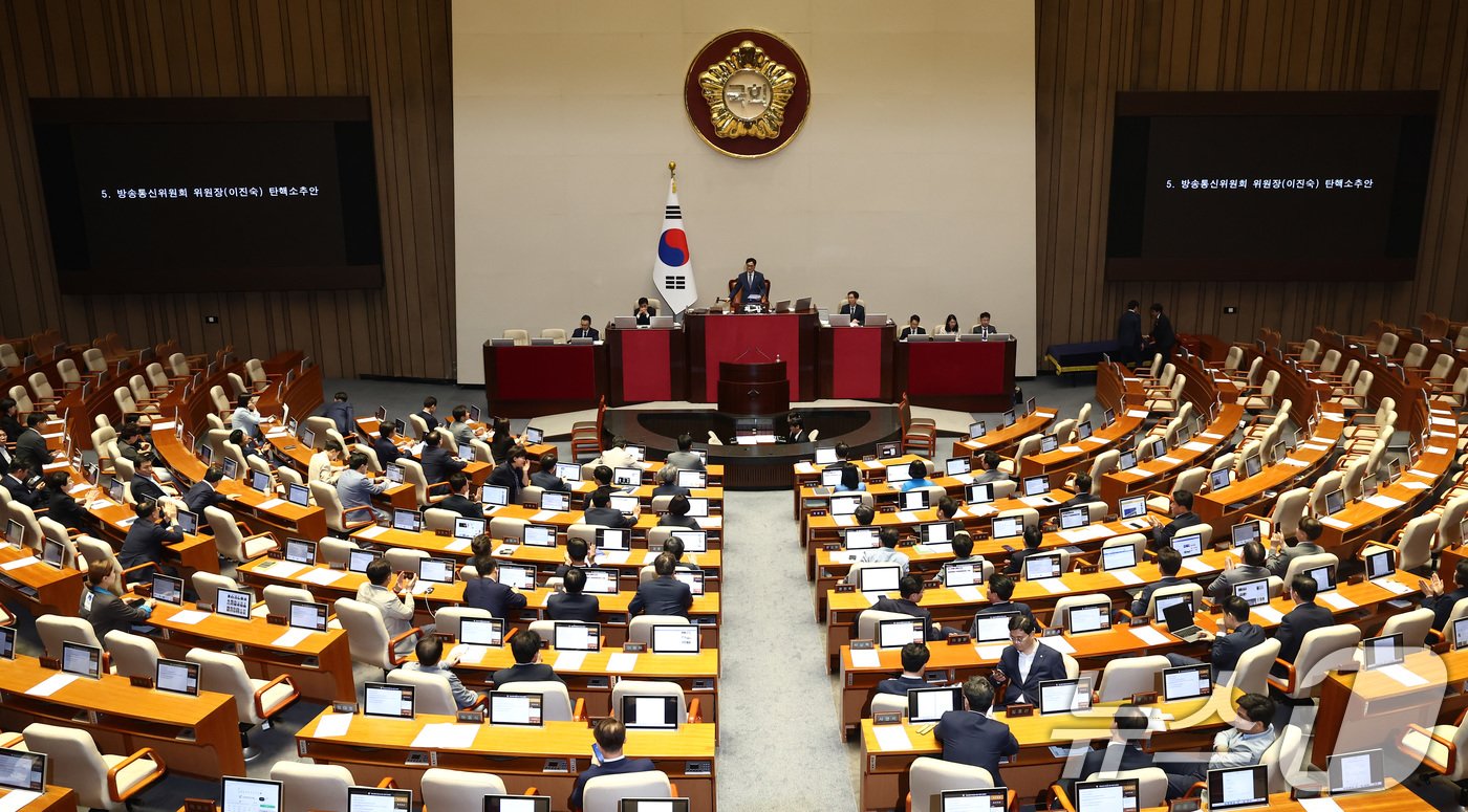 2일 오후 서울 여의도 국회에서 열린 본회의에서 이진숙 방송통신위원장 탄핵소추안이 188표 중 찬성 186표, 반대 1표, 무효 1표로 통과되고 있다. 2024.8.2/뉴스1 ⓒ News1 김민지 기자