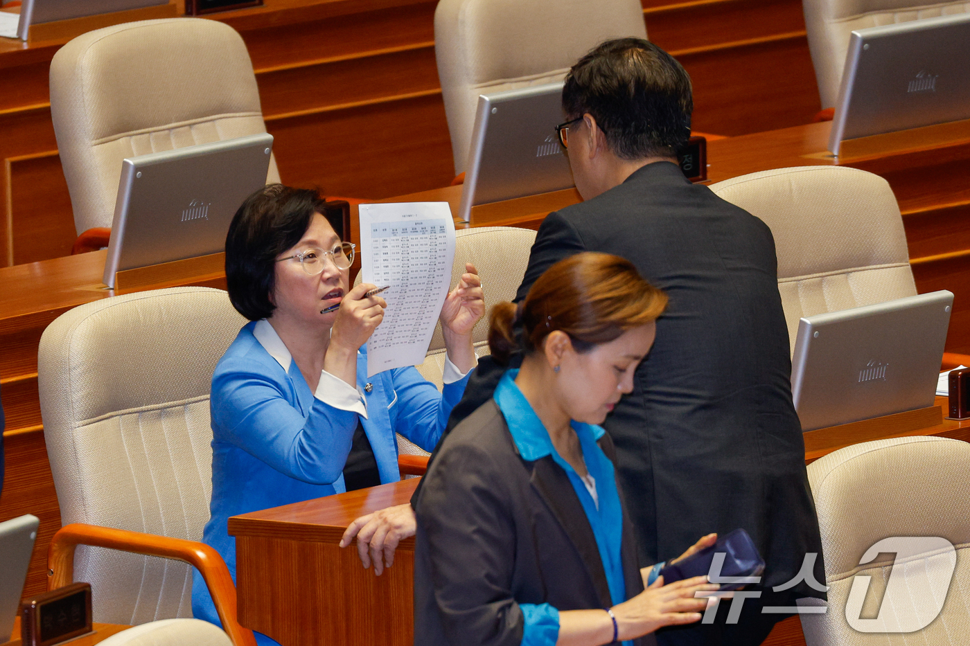 (서울=뉴스1) 안은나 기자 = 국회 과학기술정보방송통신위원회 김현 더불어민주당 간사와 최형두 국민의힘 간사가 2일 오후 서울 여의도 국회에서 열린 본회의에서 '이진숙 방송통신위원 …