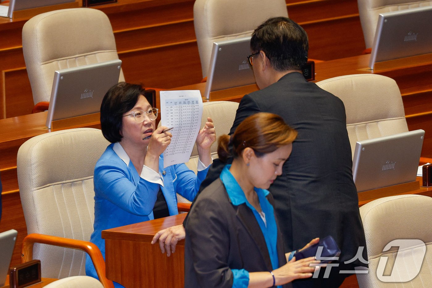 국회 과학기술정보방송통신위원회 김현 더불어민주당 간사와 최형두 국민의힘 간사가 2일 오후 서울 여의도 국회에서 열린 본회의에서 &#39;이진숙 방송통신위원회 위원장 탄핵소추안&#39; 투표 중 대화하고 있다. 2024.8.2/뉴스1 ⓒ News1 안은나 기자