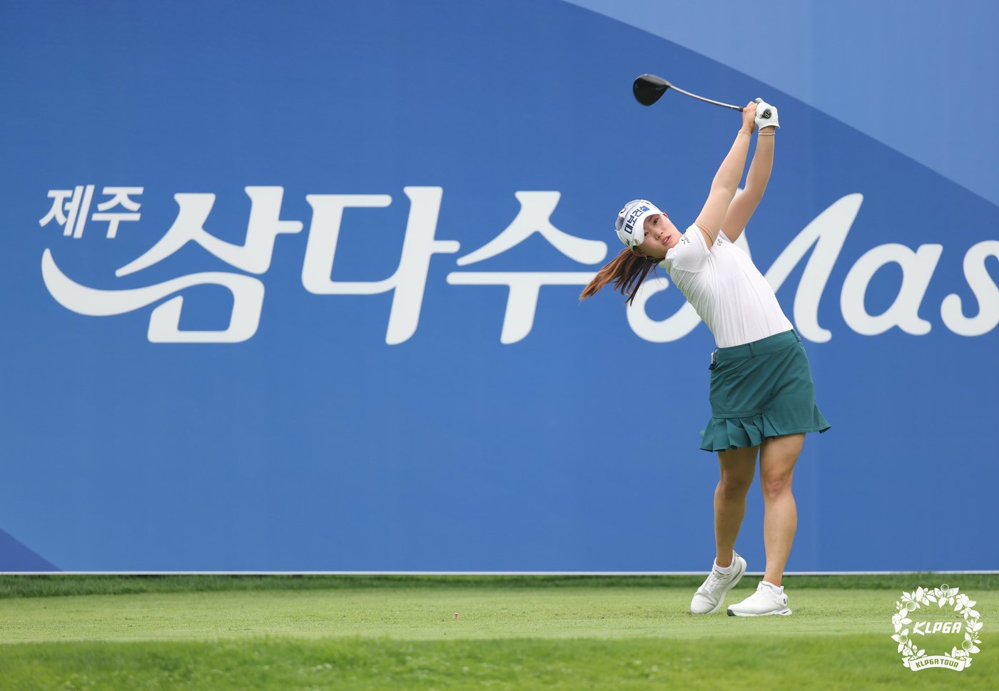 본문 이미지 - 박결이 2일 제주 한림 블랙스톤 제주CC에서 열린 '제11회 제주삼다수 마스터스' 2라운드 1번홀에서 티샷을 치고 있다. (KLPGA 제공) 2024.8.2/뉴스1