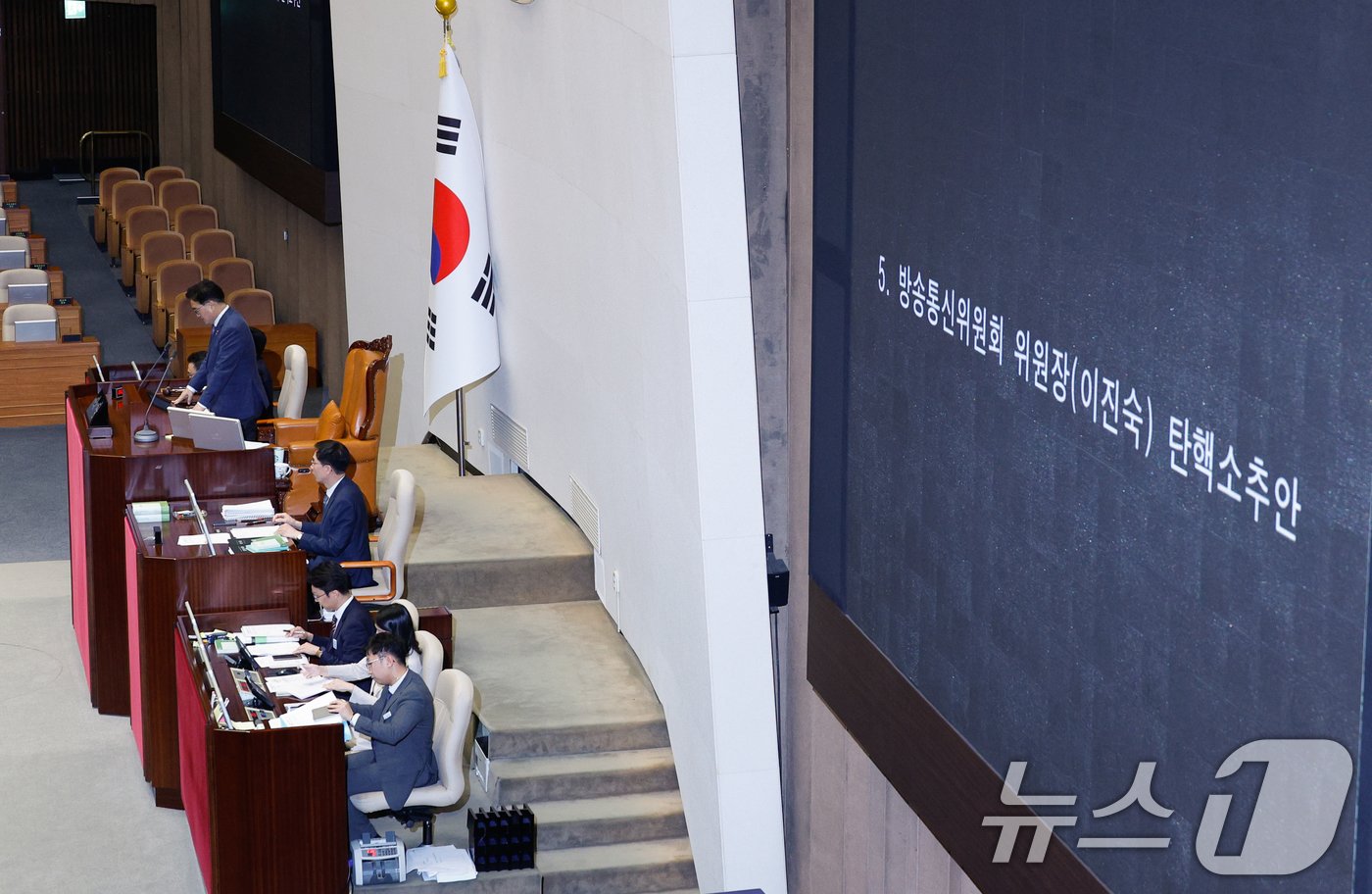 2일 오후 서울 여의도 국회에서 열린 본회의에서 &#39;이진숙 방송통신위원회 위원장 탄핵소추안&#39;이 재적 300인, 재석 188표 중 찬성 186표, 반대 1표, 무효 1표로 통과되고 있다. 2024.8.2/뉴스1 ⓒ News1 안은나 기자