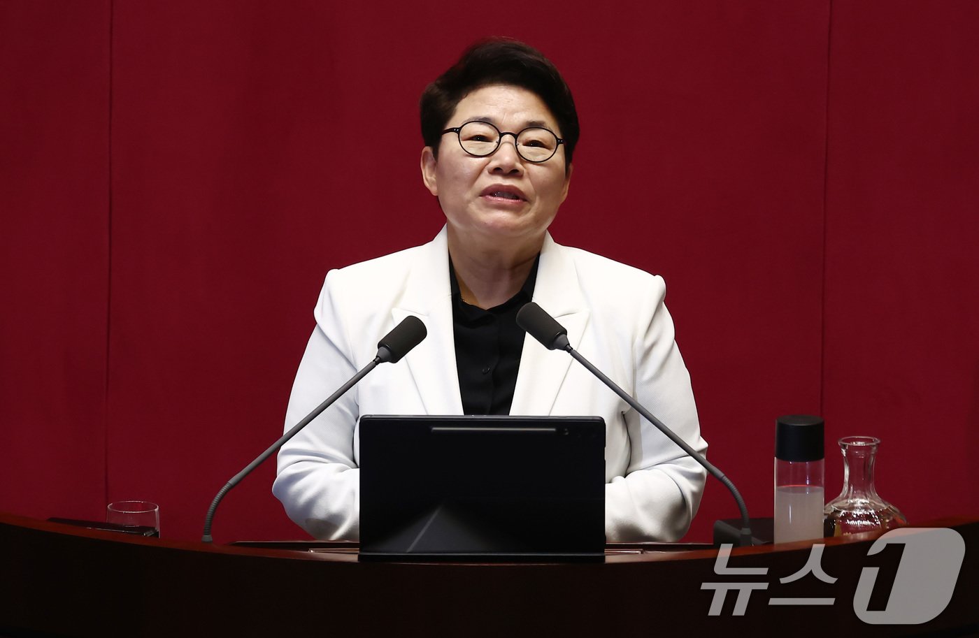 본문 이미지 - 임이자 국민의힘 의원이 2일 오후 서울 여의도 국회에서 열린 본회의에서 노동조합 및 노동관계조정법 2·3조 개정안(노란봉투법)에 반대하는 무제한토론(필리버스터)을 하고 있다. 2024.8.2/뉴스1 ⓒ News1 김민지 기자
