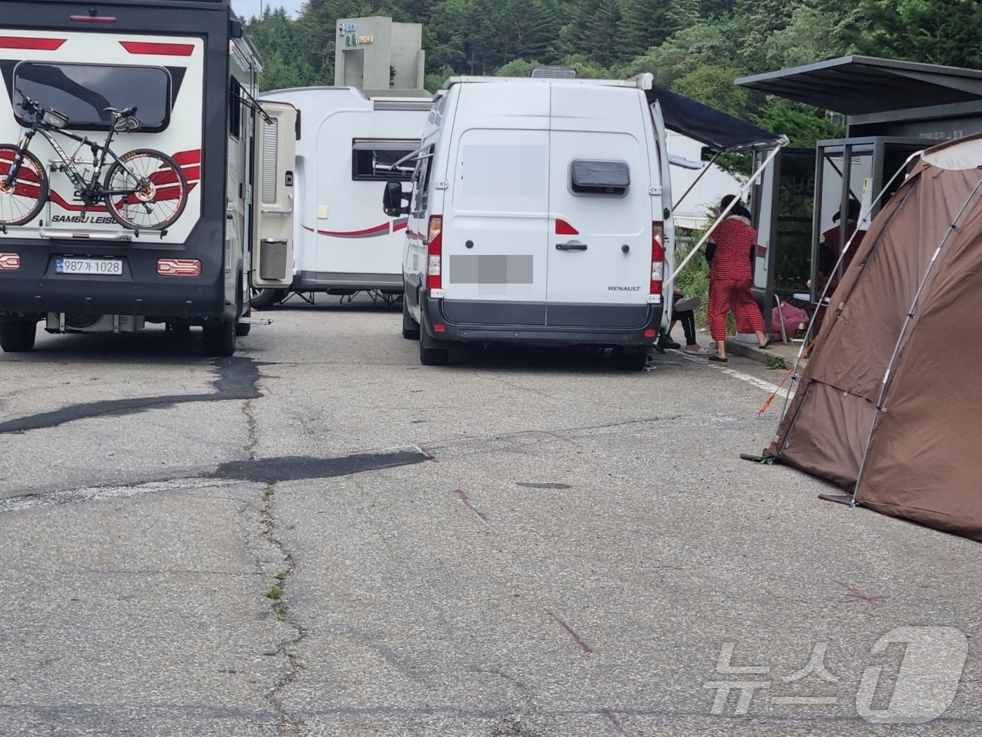 본문 이미지 - 2일 오전 옛 영동고속도로 대관령마을 휴게소 인근 공터에 세워진 캠핑차량에서 시민들이 무더위를 피하고 있다. 2024.8.2/뉴스1 윤왕근 기자