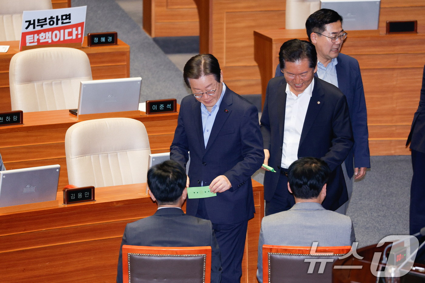 (서울=뉴스1) 안은나 기자 = 이재명 더불어민주당 의원이 2일 오후 서울 여의도 국회에서 열린 본회의에서 '이진숙 방송통신위원회 위원장 탄핵소추안' 투표를 하고 있다. 탄핵안은 …