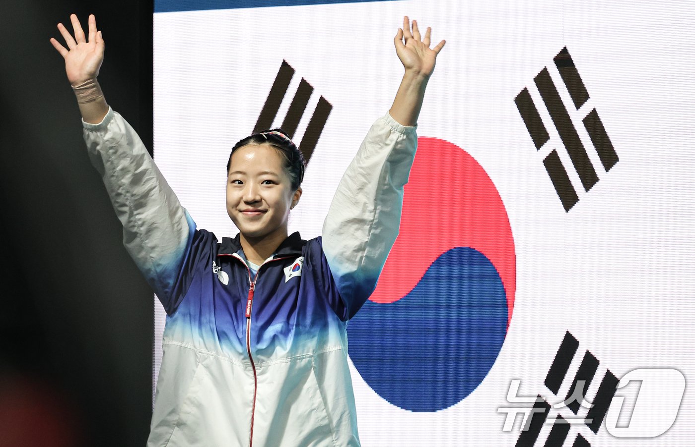 대한민국 탁구 대표팀 신유빈 선수가 2일 오후&#40;한국시간&#41; 프랑스 파리 사우스 파리 아레나 4에서 열린 &#39;2024 파리올림픽&#39; 탁구 여자 단식 준결승 중국 첸멍 선수와의 경기에 입장하고 있다. 2024.8.2/뉴스1 ⓒ News1 이동해 기자