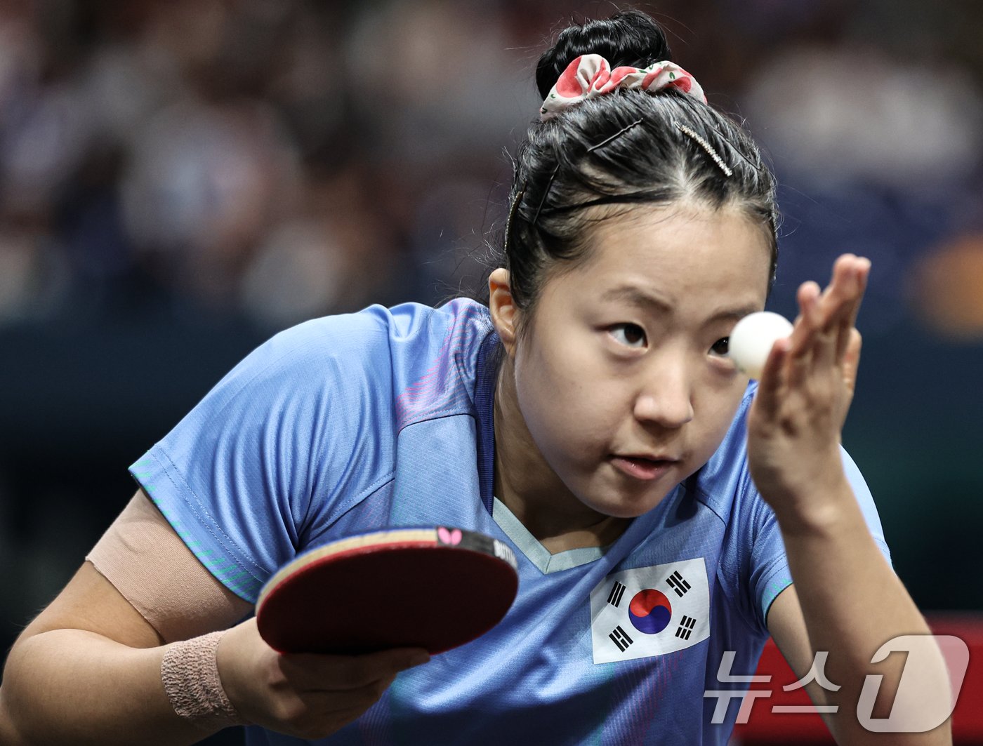 본문 이미지 - 대한민국 탁구 대표팀 신유빈 선수가 2일 오후(한국시간) 프랑스 파리 사우스 파리 아레나 4에서 열린 '2024 파리올림픽' 탁구 여자 단식 준결승 중국 첸멍 선수와 맞대결을 펼치고 있다. 2024.8.2/뉴스1 ⓒ News1 이동해 기자