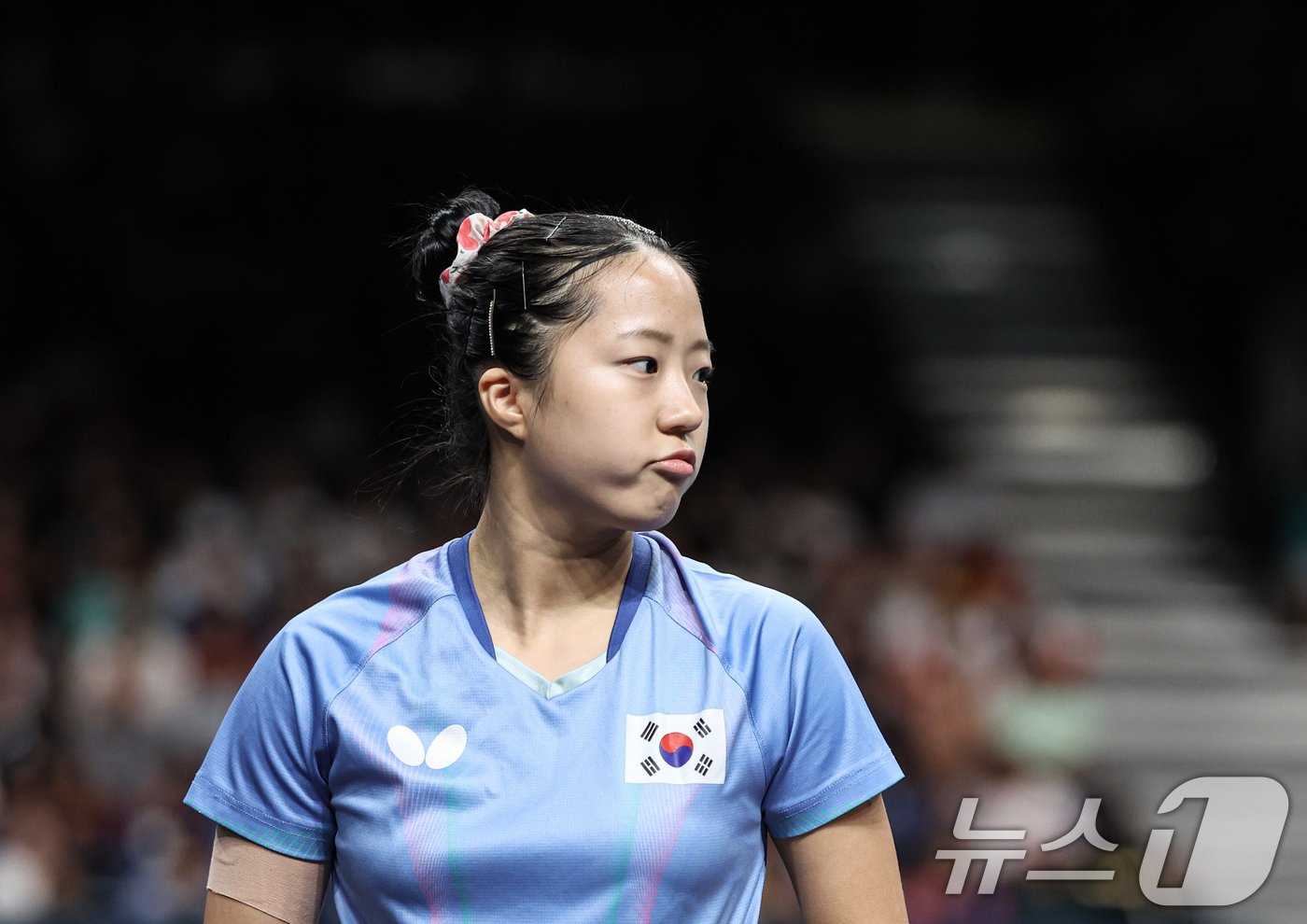 대한민국 탁구 대표팀 신유빈 선수가 2일 오후&#40;한국시간&#41; 프랑스 파리 사우스 파리 아레나 4에서 열린 &#39;2024 파리올림픽&#39; 탁구 여자 단식 준결승 중국 첸멍 선수와 맞대결을 펼치고 있다. 2024.8.2/뉴스1 ⓒ News1 이동해 기자