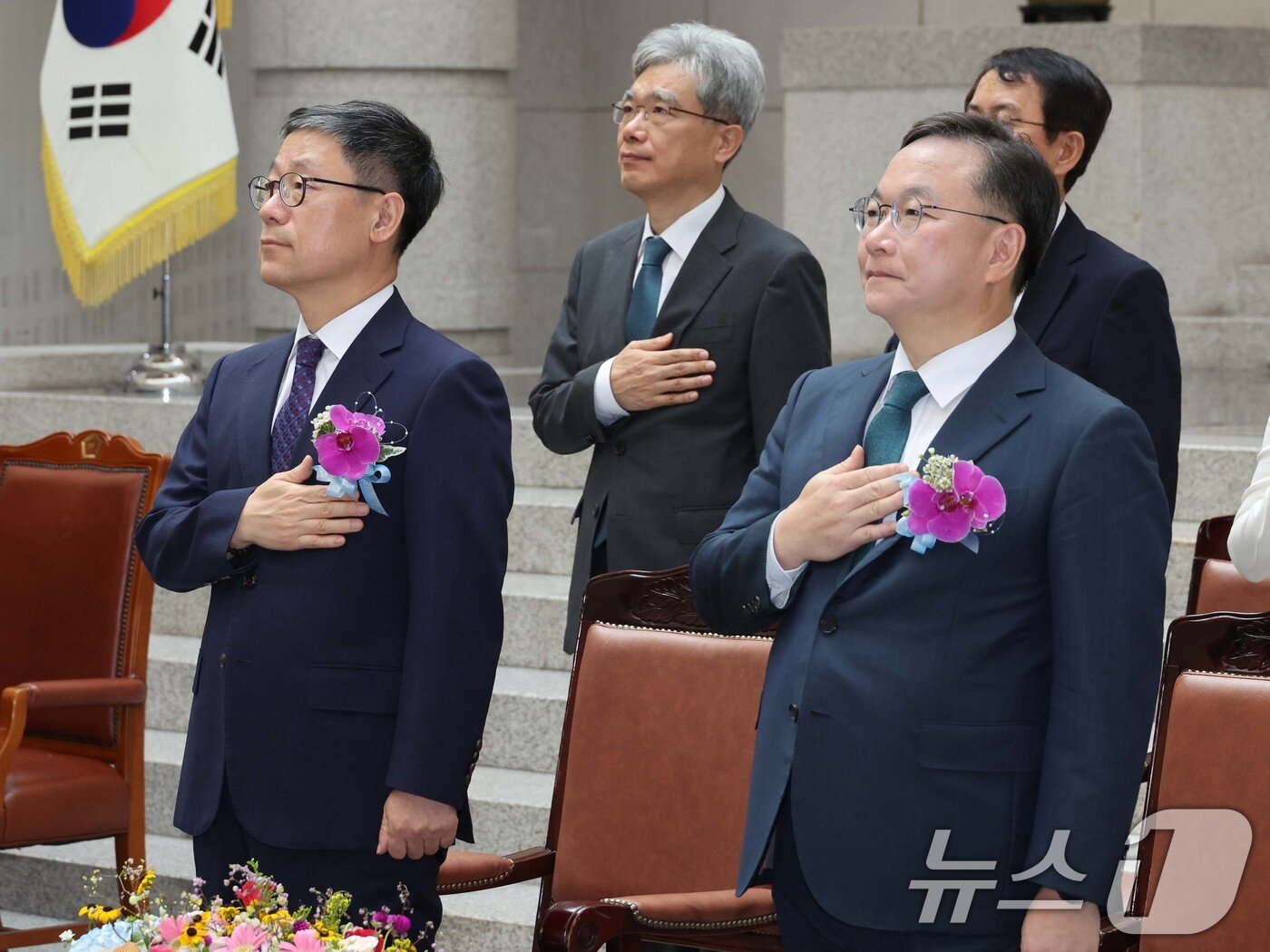 본문 이미지 - 노경필·박영재 신임 대법관&#40;앞줄 왼쪽부터&#41;이 2일 서울 서초구 대법원에서 열린 대법관 취임식에서 국민의례를 하고 있다. 2024.8.2/뉴스1 ⓒ News1 사진공동취재단
