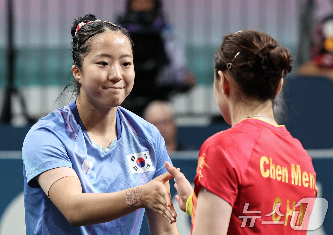 본문 이미지 - 대한민국 탁구 대표팀 신유빈 선수가 2일 오후(한국시간) 프랑스 파리 사우스 파리 아레나 4에서 열린 '2024 파리올림픽' 탁구 여자 단식 준결승 중국 첸멍 선수와의 경기를 패배한 후 인사하고 있다. 2024.8.2/뉴스1 ⓒ News1 이동해 기자