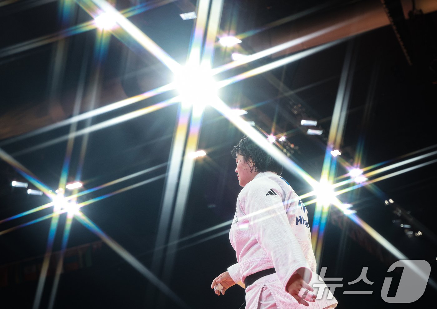 본문 이미지 - 대한민국 유도대표팀 김하윤 선수가 2일 오후 (한국시간) 프랑스 파리 샹 드 마르스 아레나에서 진행된 파리올림픽 유도 여자 +78kg 토너먼트 16강 도미니카 공화국의 모이라 모리요 선수와의 경기를 승리한 후 경기장을 나서고 있다. 2024.8.2/뉴스1 ⓒ News1 박정호 기자