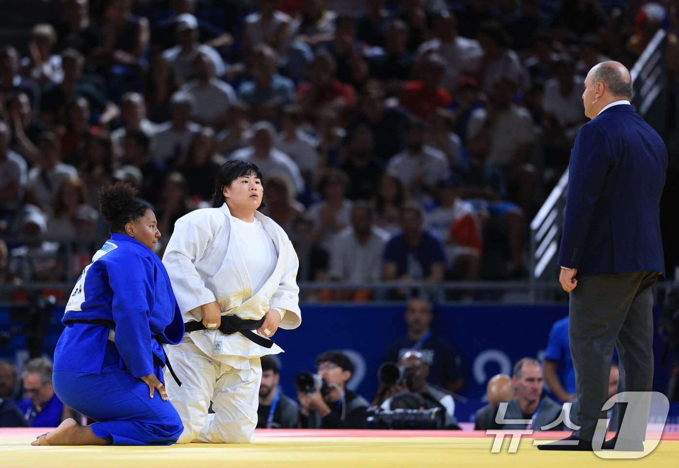 본문 이미지 - 대한민국 유도대표팀 김하윤 선수가 2일 오후 (한국시간) 프랑스 파리 샹 드 마르스 아레나에서 진행된 파리올림픽 유도 여자 +78kg 토너먼트 16강 브라질의 베아트리스 소우자 선수와의 경기에서 심판의 판정을 기다리고 있다. 2024.8.2/뉴스1 ⓒ News1 박정호 기자