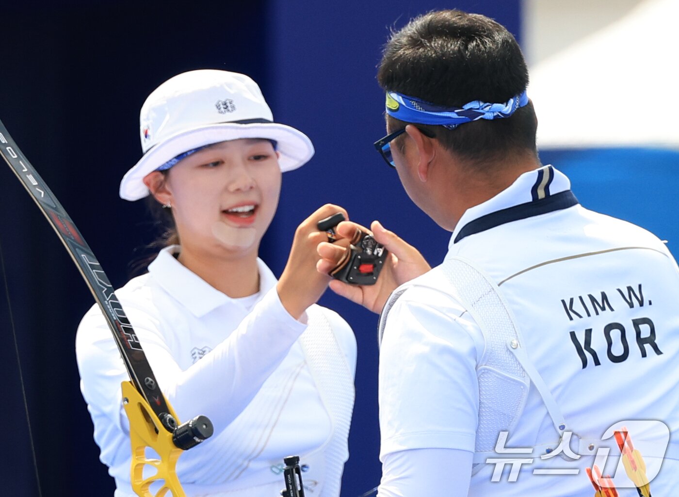본문 이미지 - 대한민국 양궁 대표팀 김우진, 임시현 선수가 2일 오후(한국시간) 프랑스 파리 앵발리드에서 진행된 파리올림픽 양궁 혼성 단체 8강 이탈리아의 키아라 레발리아티, 마우로 네스폴리 조와의 경기에서 주먹을 부딪히고 있다. 2024.8.2/뉴스1 ⓒ News1 박정호 기자