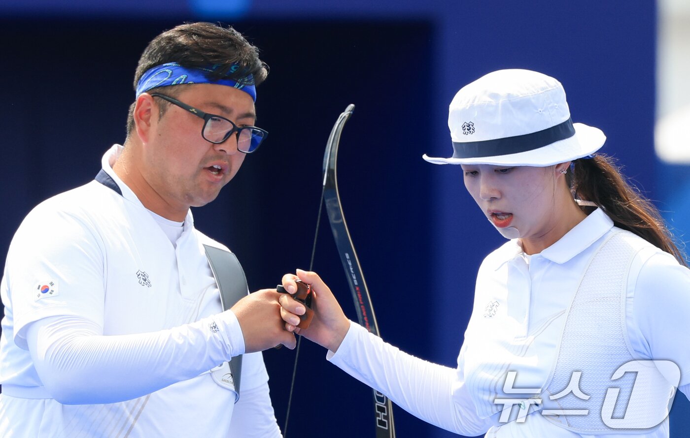 대한민국 양궁 대표팀 김우진, 임시현 선수가 2일 오후&#40;한국시간&#41; 프랑스 파리 앵발리드에서 진행된 파리올림픽 양궁 혼성 단체 8강 이탈리아의 키아라 레발리아티, 마우로 네스폴리 조와의 경기에서 주먹을 부딪히고 있다. 2024.8.2/뉴스1 ⓒ News1 박정호 기자