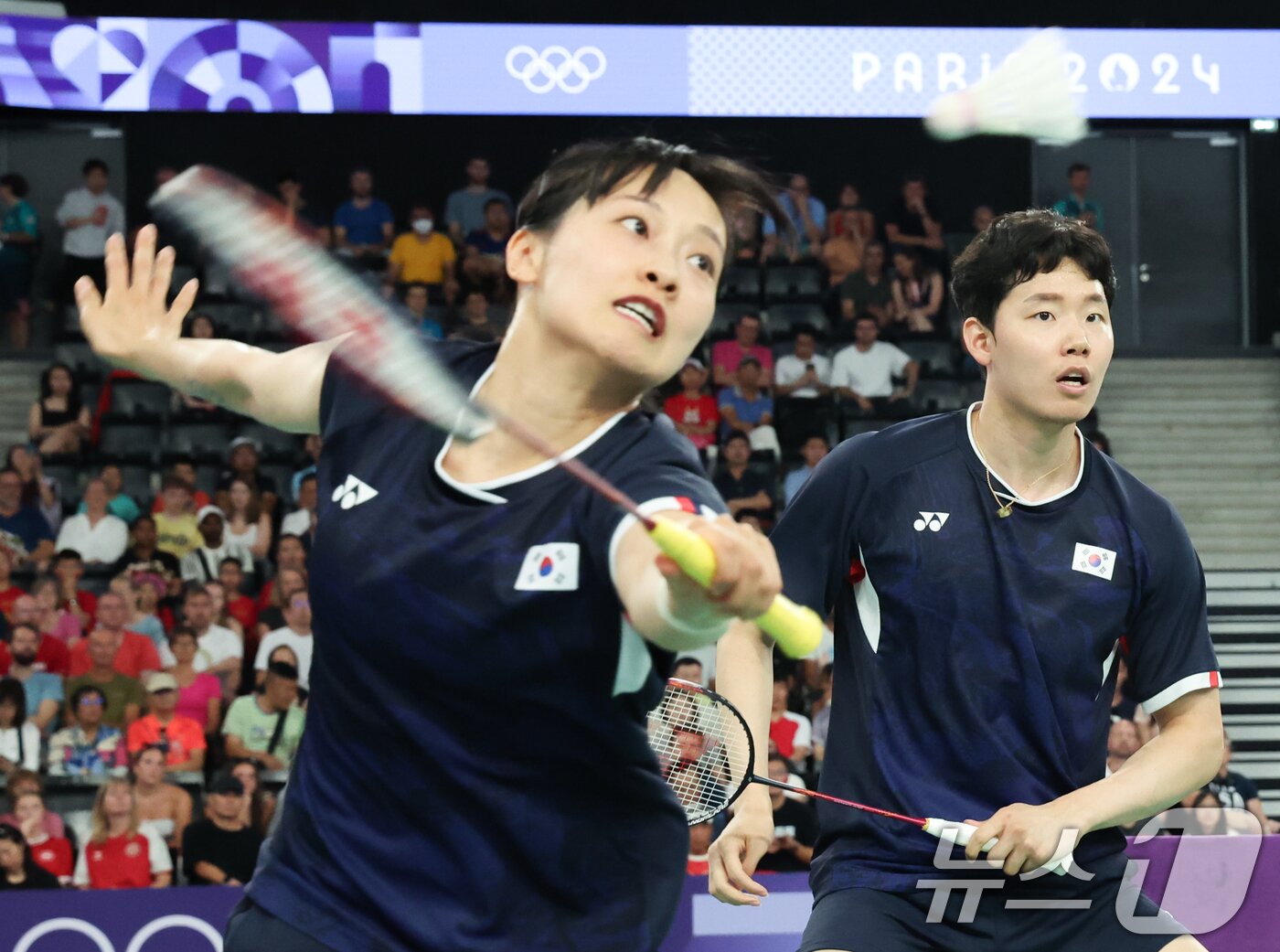 본문 이미지 - 대한민국 배드민턴 대표팀 서승재, 채유정이 2일(한국시간) 프랑스 파리 라 샤펠 아레나에서 열린 2024 파리올림픽 배드민턴 혼합복식 동메달 결정전에서 일본 유타 와타나베, 아리사 히가시노 조와 치열한 승부를 펼치고 있다. 2024.8.2/뉴스1 ⓒ News1 이동해 기자