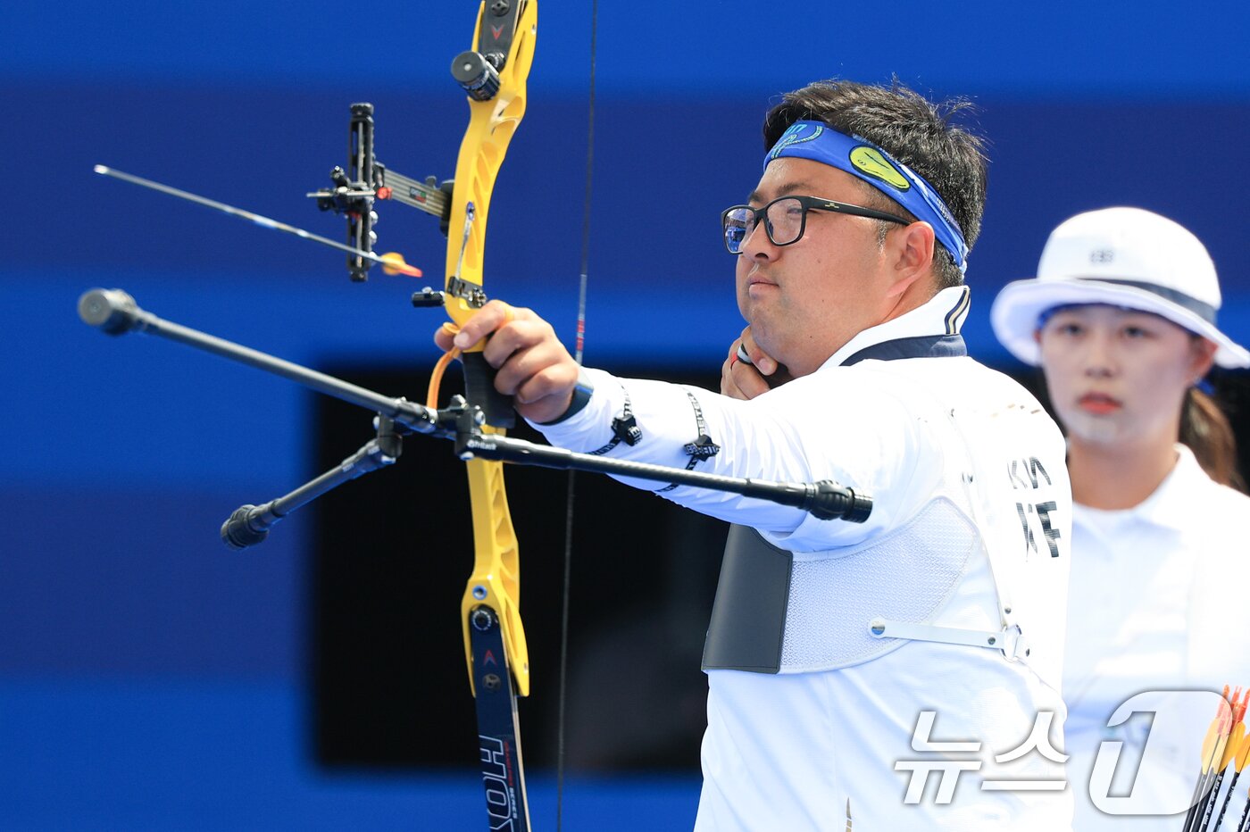 본문 이미지 - 대한민국 양궁 대표팀 김우진이 2일 오후(한국시간) 프랑스 파리 앵발리드에서 진행된 파리올림픽 양궁 혼성 단체 4강 인도의 안키타 바캇, 다이라즈 봄마데바라 조와의 경기에서 활시위를 당기고 있다. 2024.8.2/뉴스1 ⓒ News1 박정호 기자