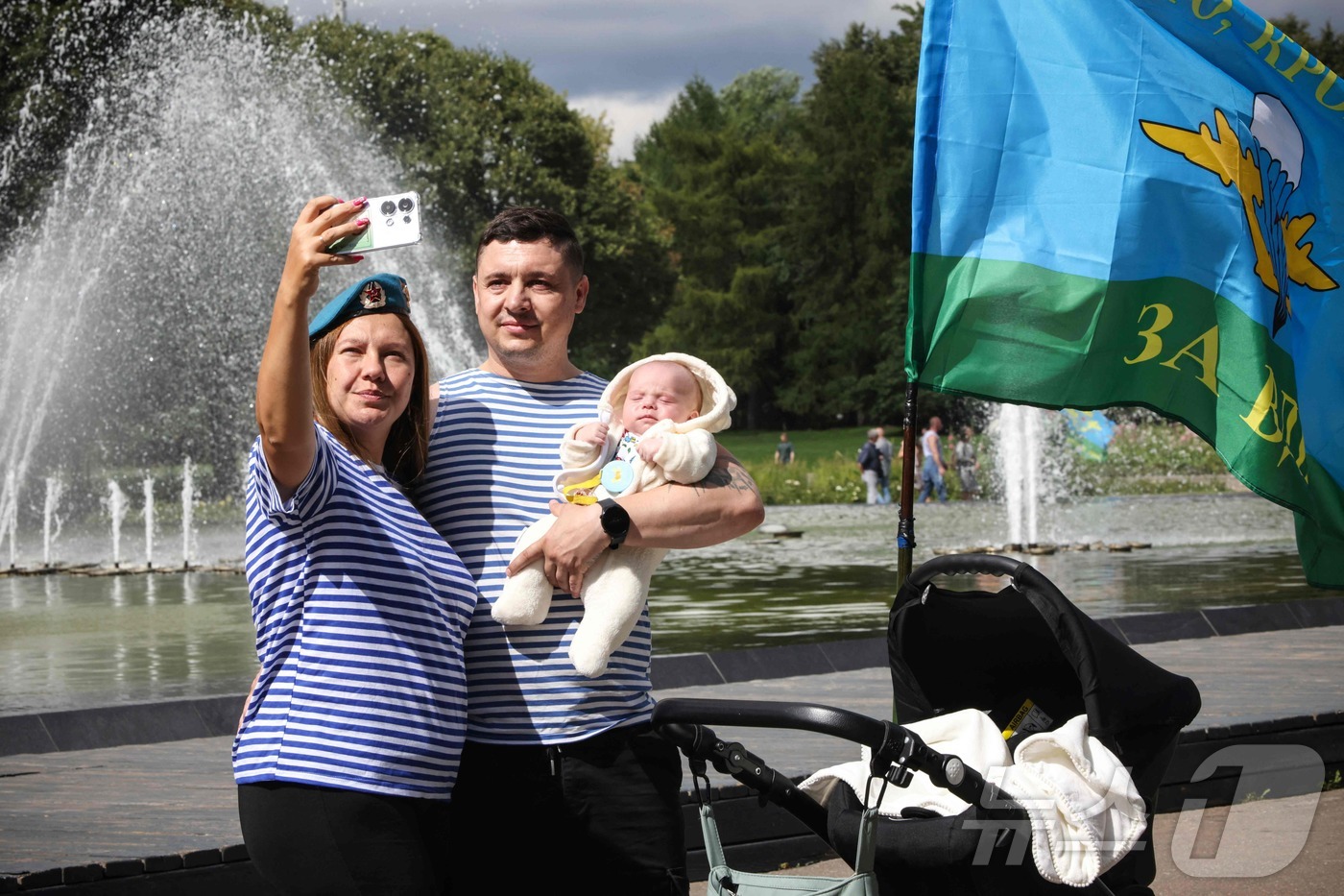 (모스크바 AFP=뉴스1) 김종훈기자 자 = 러시아 '낙하산병의 날'인 2일 한 공정부대 예비역이 모스크바 고리키 공원에서 공수군을 상징하는 파란색 줄무늬 티셔츠(텔냐시카)를 함 …
