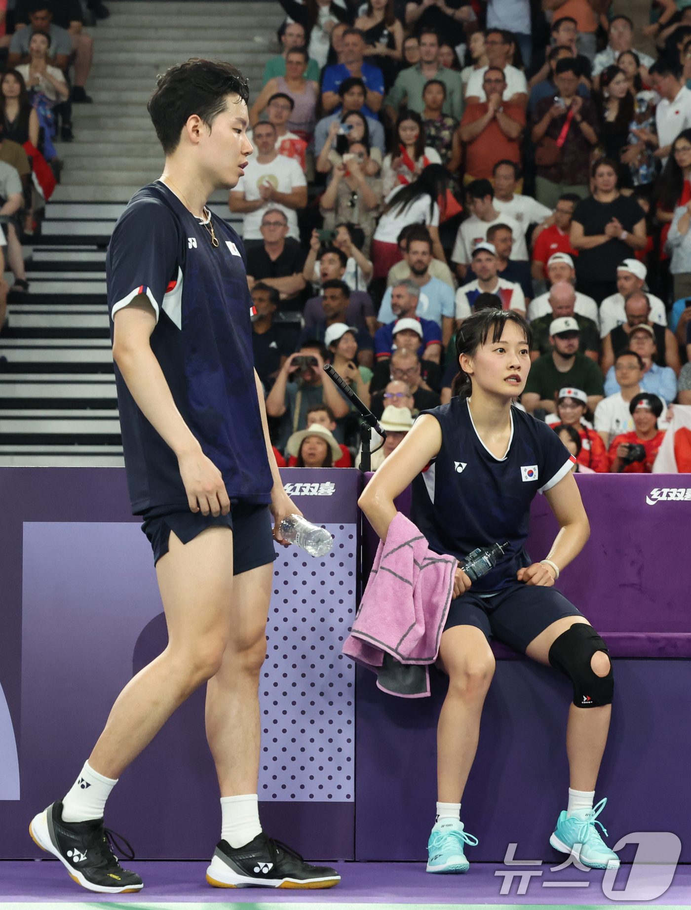 (파리(프랑스)=뉴스1) 이동해 기자 = 대한민국 배드민턴 대표팀 서승재, 채유정이 2일(한국시간) 프랑스 파리 라 샤펠 아레나에서 열린 2024 파리올림픽 배드민턴 혼합복식 동메 …