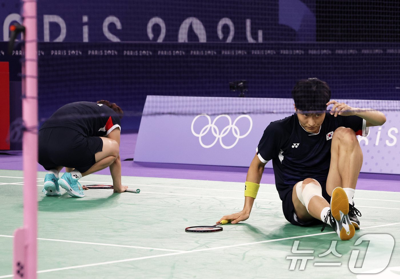 대한민국 배드민턴 대표팀 김원호, 정나은이 2일&#40;한국시간&#41; 프랑스 파리 라 샤펠 아레나에서 열린 배드민턴 혼합복식 금메달 결정전 젱시웨이, 황야총 조와의 경기에서 코트 바닥에 주저앉아 있다. 2024.8.2/뉴스1 ⓒ News1 이동해 기자