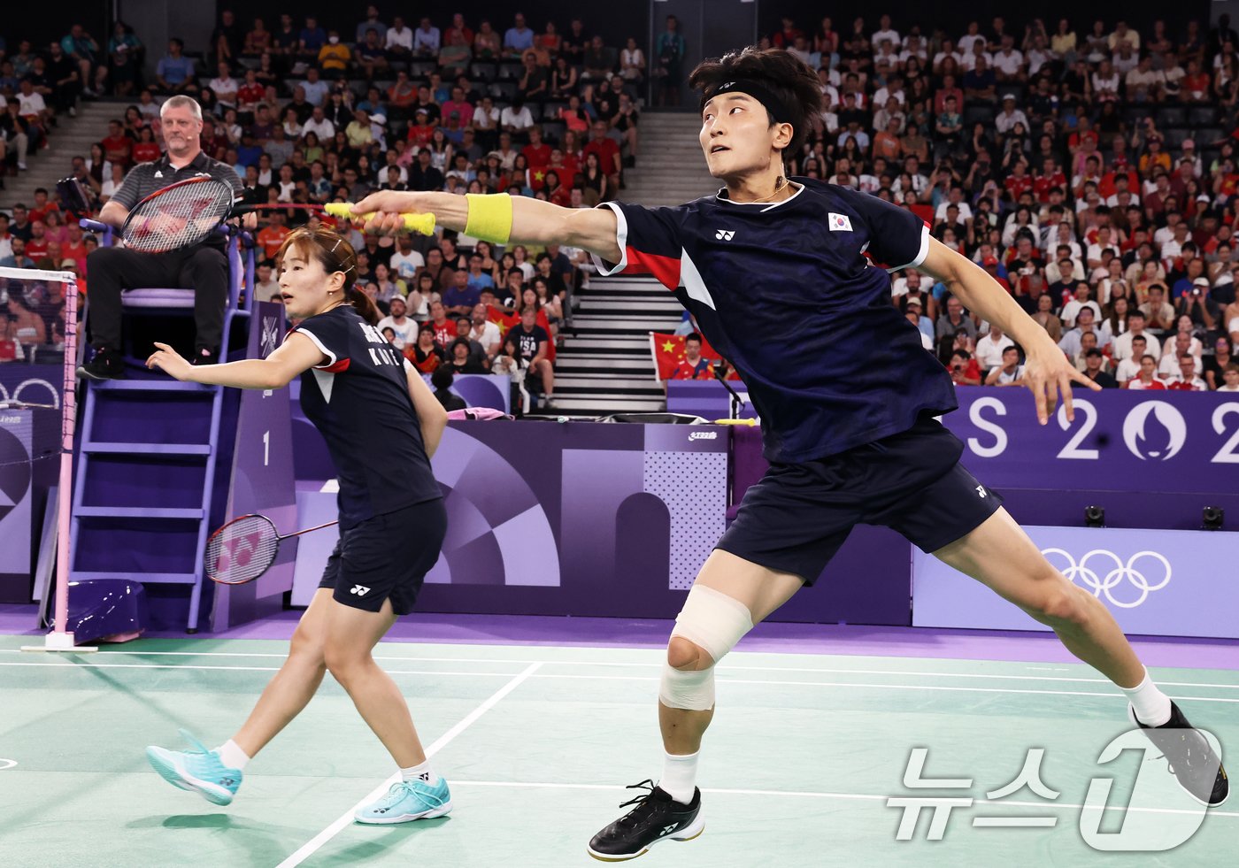 본문 이미지 - 대한민국 배드민턴 대표팀 김원호, 정나은이 2일(한국시간) 프랑스 파리 라 샤펠 아레나에서 열린 배드민턴 혼합복식 금메달 결정전 중국 젱시웨이, 황야총 조와의 경기에서 치열한 승부를 펼치고 있다. 2024.8.2/뉴스1 ⓒ News1 이동해 기자