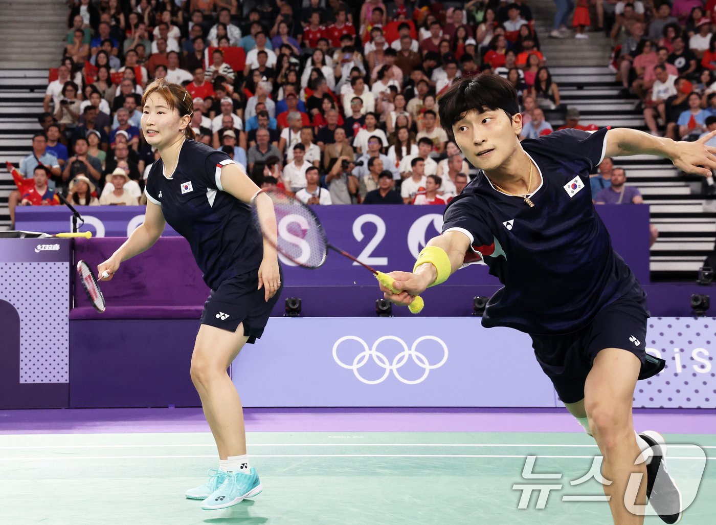 대한민국 배드민턴 대표팀 김원호, 정나은이 2일&#40;한국시간&#41; 프랑스 파리 라 샤펠 아레나에서 열린 배드민턴 혼합복식 금메달 결정전 중국 젱시웨이, 황야총 조와의 경기에서 치열한 승부를 펼치고 있다. 2024.8.2/뉴스1 ⓒ News1 이동해 기자