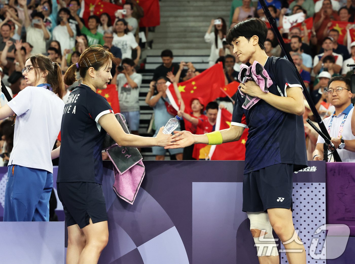 본문 이미지 - 대한민국 배드민턴 대표팀 김원호, 정나은이 2일(한국시간) 프랑스 파리 라 샤펠 아레나에서 열린 배드민턴 혼합복식 금메달 결정전 중국 젱시웨이, 황야총 조와의 경기에서 0-2로 패배, 은메달을 획득한 후 서로를 격려하고 있다. 2024.8.2/뉴스1 ⓒ News1 이동해 기자