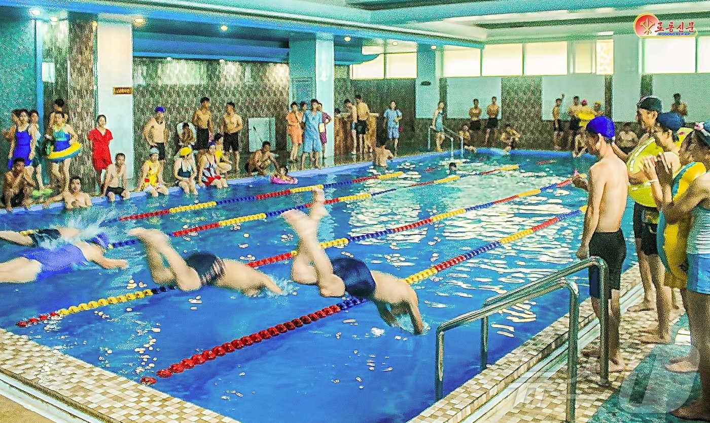 본문 이미지 - (평양 노동신문=뉴스1) = 북한 노동당 기관지 노동신문은 20일 평양326전선종합공장을 조명하면서 "갖가지 편의봉사 시설들과 문화 오락시설들이 마련돼 있는 문명원이야 말로 노동자들의 행복하고 낭만적인 생활이 펼쳐지는 정든 곳＂이라고 말했다. [국내에서만 사용가능. 재배포 금지. DB 금지. For Use Only in the Republic of Korea. Redistribution Prohibited] rodongphoto@news1.kr