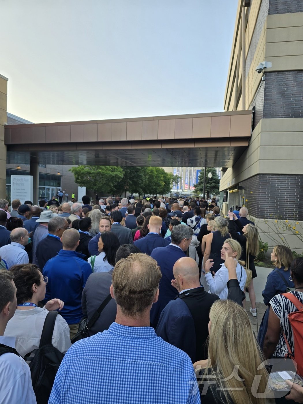 본문 이미지 - 19일(현지시간) 미국 민주당 전당대회가 열리는 일리노이주 시카고 유나이티드센터 앞이 행사장에 입장하려는 사람들로 붐비고 있다.