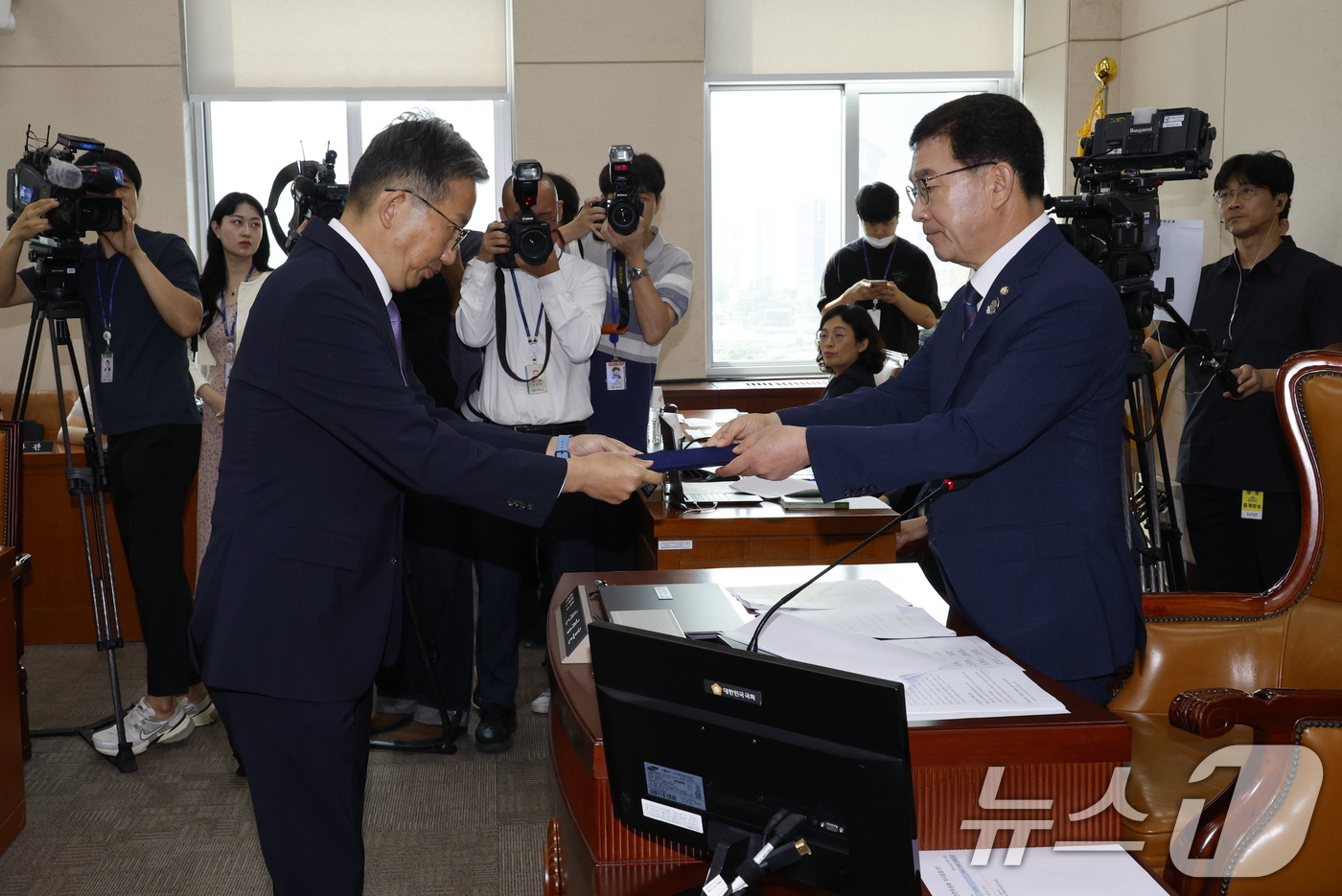 (서울=뉴스1) 안은나 기자 = 우종수 경찰청 국가수사본부장이 20일 오전 서울 여의도 국회 행정안전위원회에서 열린 마약수사 외압 의혹 관련 청문회에서 신정훈 위원장에게 증인 선서 …