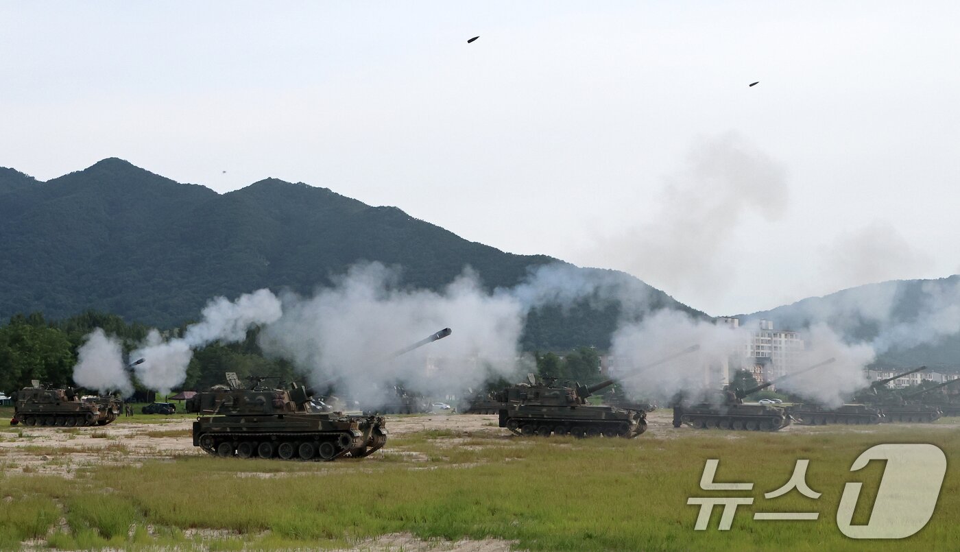 육군 제7포병여단이 운용하는 K9A1 자주포가 20일 오전 강원도 철원군 문혜리사격장에서 열린 &#39;을지 자유의 방패&#40;UFS&#41;&#39; 연습 연계 지상군구성군사령부&#40;지구사&#41; 대화력전 훈련에서 포탄을 발사하고 있다. 2024.8.20/뉴스1 ⓒ News1 구윤성 기자