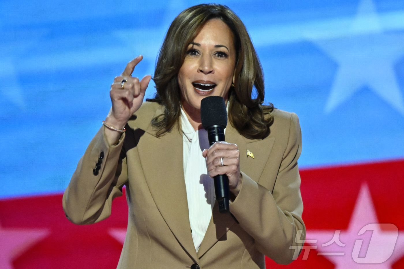 본문 이미지 - 미국 민주당 대선 후보인 카멀라 해리스 부통령이 19일(현지시간) 일리노이주 시카고의 유나이티드 센터에서 열린 민주당 전당대회 첫 날 무대에 올라 “조 바이든 대통령에게 영원히 감사할 것”이라고 밝히고 있다. 2024.08.20 ⓒ AFP=뉴스1 ⓒ News1 우동명 기자