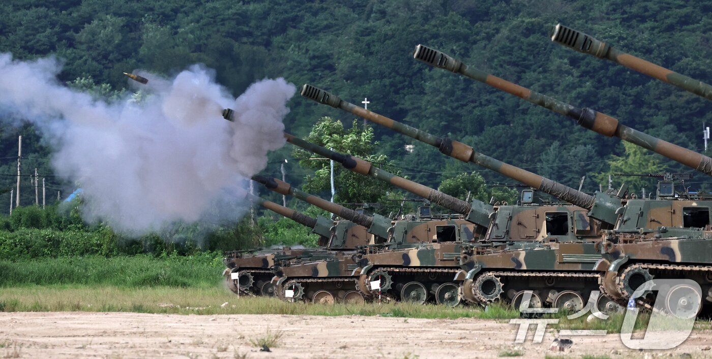 본문 이미지 - 육군 제7포병여단이 운용하는 K9A1 자주포가 20일 오전 강원도 철원군 문혜리사격장에서 열린 &#39;을지 자유의 방패&#40;UFS&#41;&#39; 연습 연계 지상군구성군사령부&#40;지구사&#41; 대화력전 훈련에서 포탄을 발사하고 있다. 2024.8.20/뉴스1 ⓒ News1 구윤성 기자