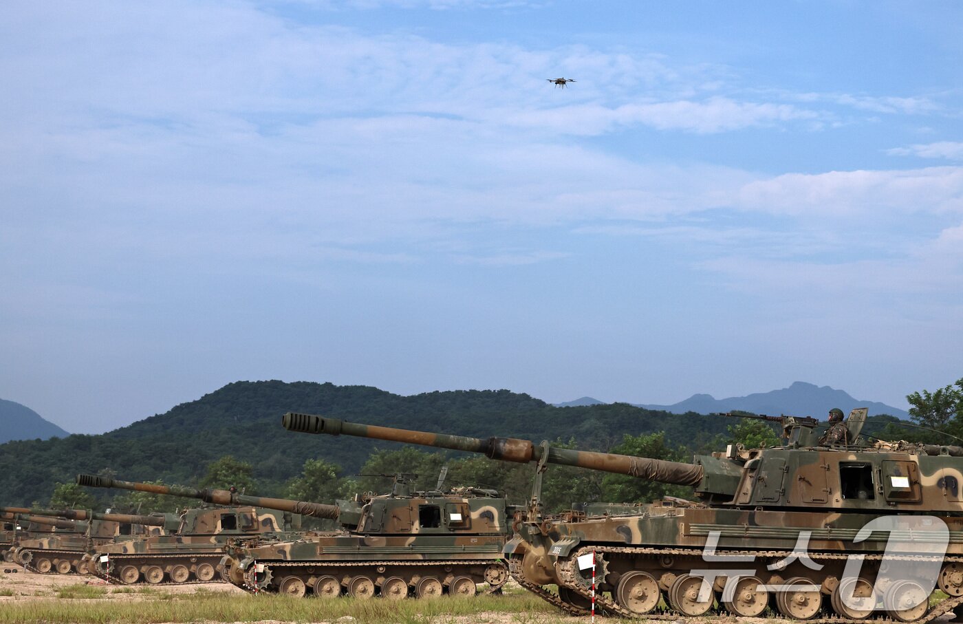 본문 이미지 - 육군 제7포병여단이 운용하는 K9A1 자주포와 지상작전사령부 드론봇 전투단이 20일 오전 강원도 철원군 문혜리사격장에서 열린 &#39;을지 자유의 방패&#40;UFS&#41;&#39; 연습 연계 훈련을 하고 있다. 2024.8.20/뉴스1 ⓒ News1 구윤성 기자