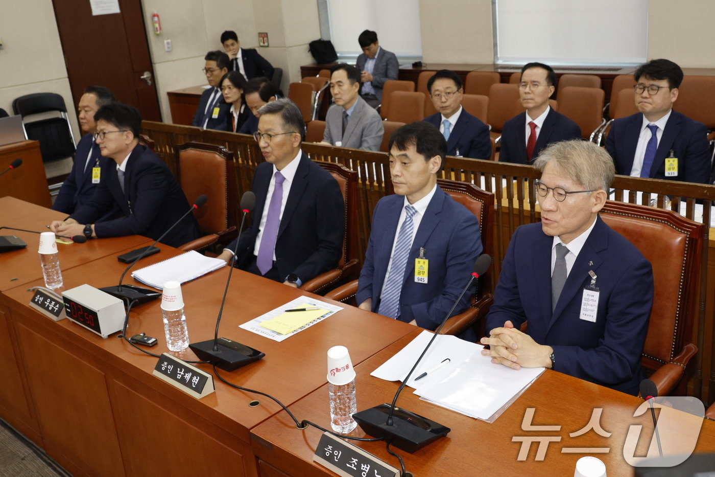 우종수 경찰청 국가수사본부장이 20일 오전 서울 여의도 국회 행정안전위원회에서 열린 마약수사 외압 의혹 관련 청문회에 증인들과 함께 자리하고 있다. 앞줄 왼쪽부터 강상문 영등포경찰서장, 김찬수 대통령비서실 행정관, 우 본부장, 남제현 대통령비서실 행정관, 조병노 전남경찰청 자치경찰부장, 2024.8.20/뉴스1 ⓒ News1 안은나 기자