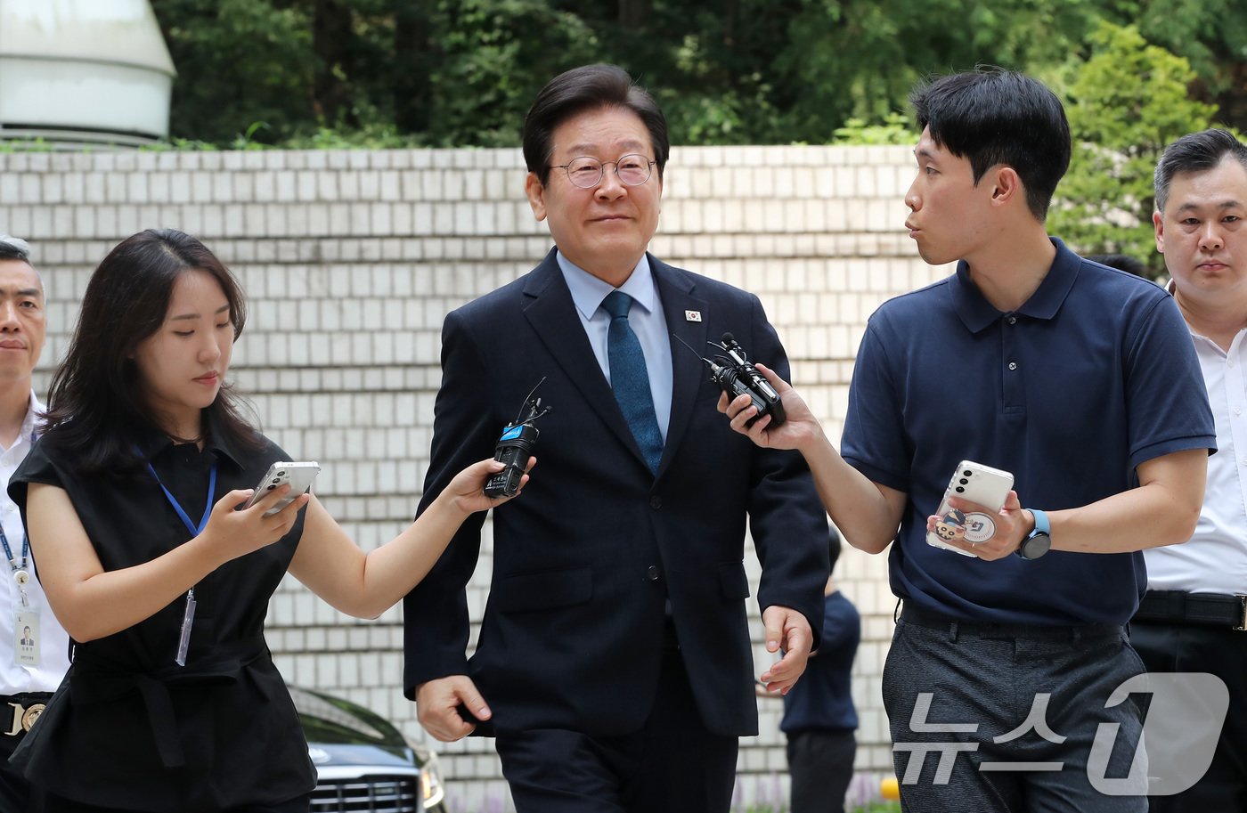 이재명 더불어민주당 대표가 20일 서초구 서울중앙지방법원에서 열린 &#39;대장동 배임·성남FC 뇌물 의혹&#39; 관련 공판에 출석하고 있다. 2024.8.20/뉴스1 ⓒ News1 박세연 기자