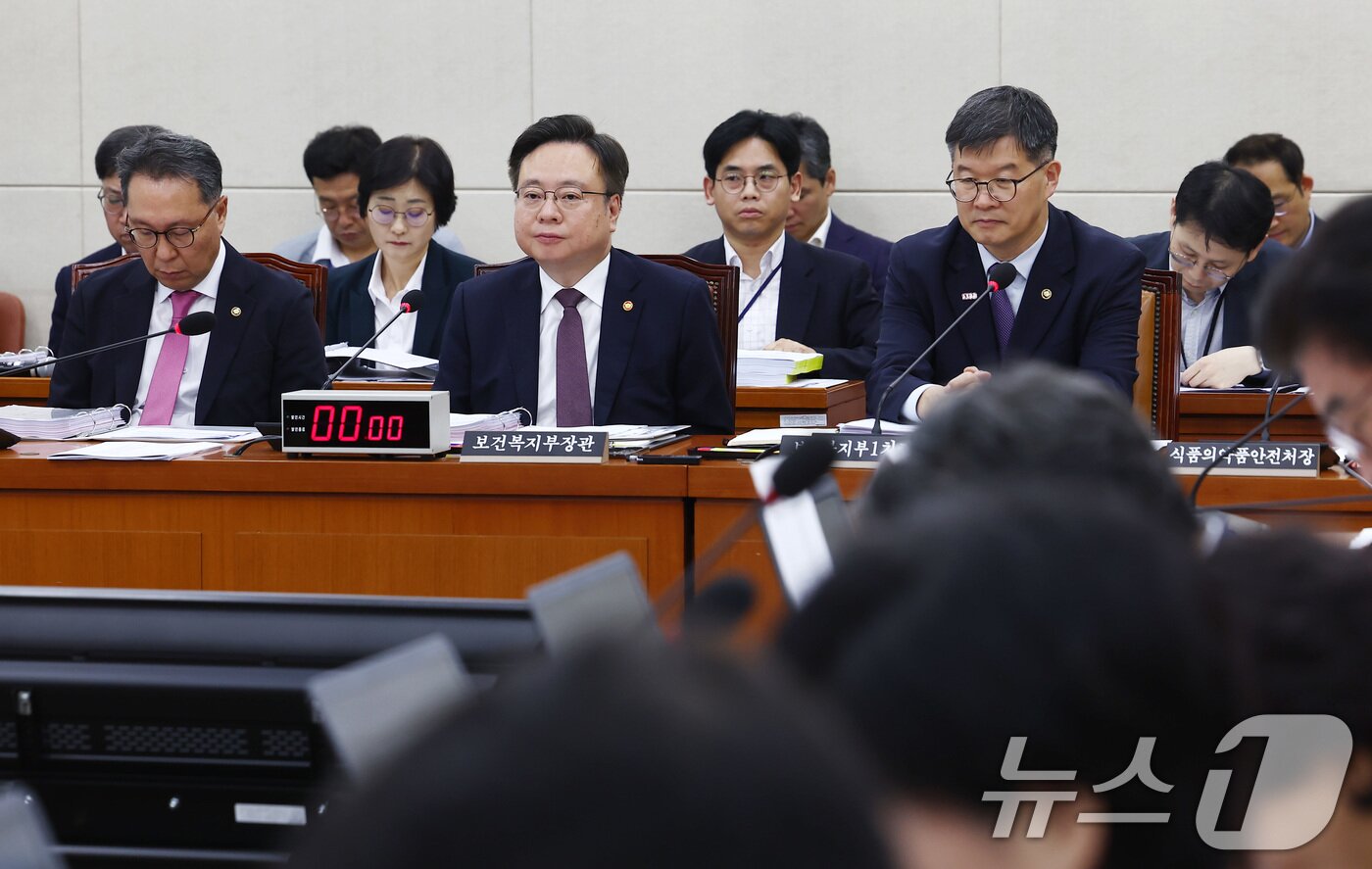 본문 이미지 - 조규홍 보건복지부 장관이 20일 오전 서울 여의도 국회에서 열린 2023 회계연도 결산(정부) 관련 보건복지위원회 전체회의에 출석해 있다. 오른쪽부터 이기일 복지부 1차관, 조 장관, 박민수 2차관. 2024.8.20/뉴스1 ⓒ News1 김민지 기자