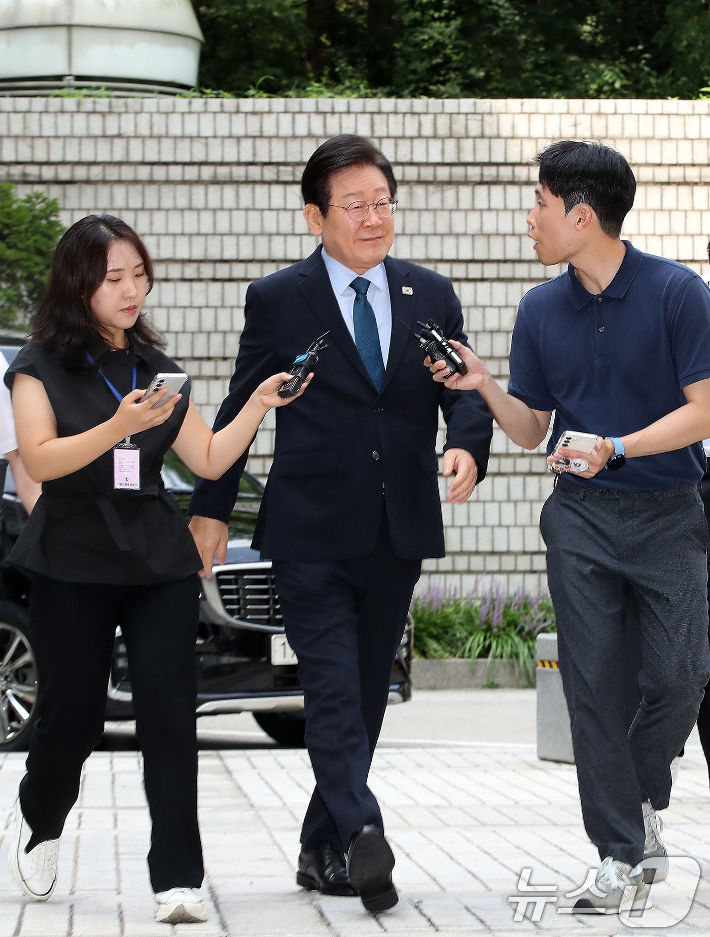 이재명 더불어민주당 대표가 20일 서초구 서울중앙지방법원에서 열린 &#39;대장동 배임·성남FC 뇌물 의혹&#39; 관련 공판에 출석하고 있다. 2024.8.20/뉴스1 ⓒ News1 박세연 기자