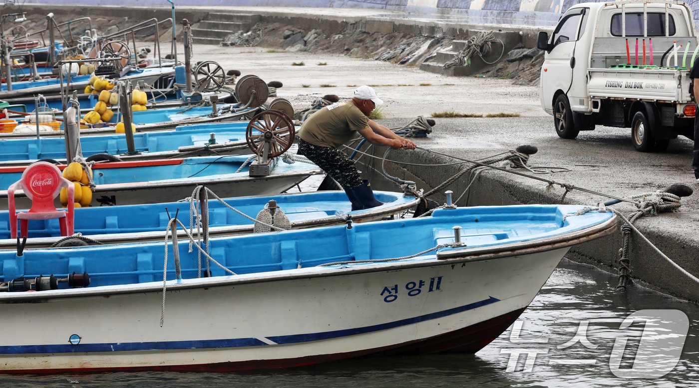 제9호 태풍 &#39;종다리&#39;가 북상 중인 20일 부산 해운대구 송정항에서 한 어민이 어선을 육지와 밧줄로 단단히 묶고 있다. 2024.8.20/뉴스1 ⓒ News1 윤일지 기자