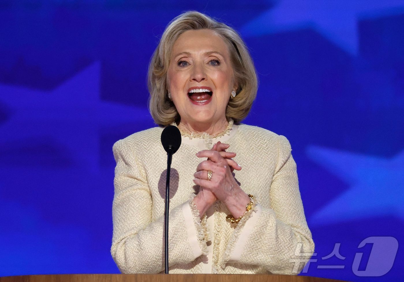 본문 이미지 - 힐러리 클린턴 전 미국 국무장관이 19일(현지시간) 일리노이주 시카고의 유나이티드 센터에서 열린 민주당 전당대회 첫날 대선 후보인 카멀라 해리스 부통령 지지 연설을 하고 있다. 2024.08.20. ⓒ AFP=뉴스1 ⓒ News1 우동명 기자