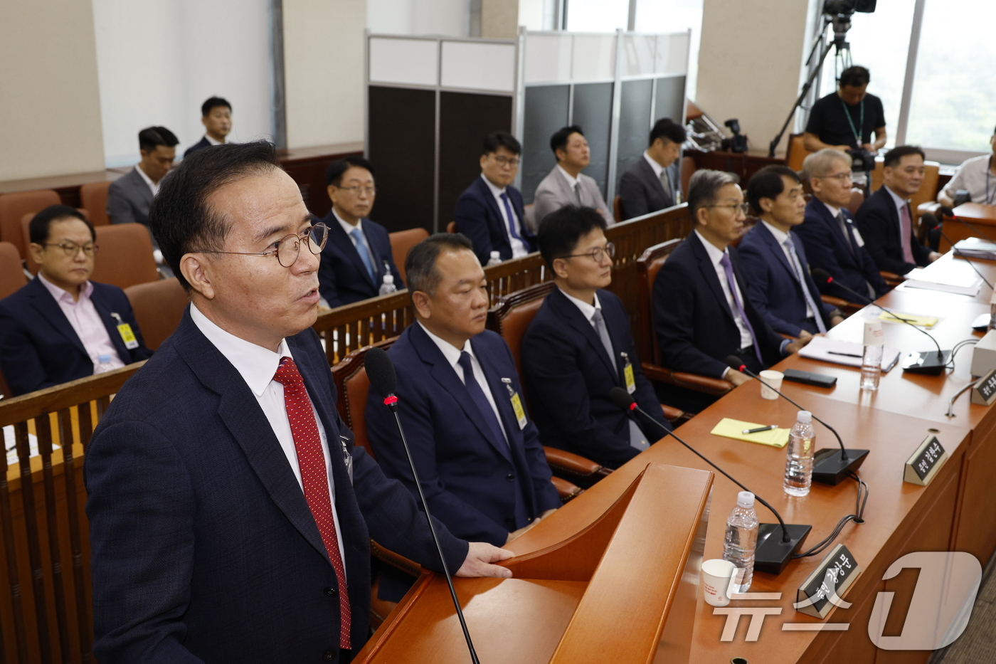 (서울=뉴스1) 안은나 기자 = 김광호 전 서울경찰청장 이 20일 오전 서울 여의도 국회 행정안전위원회에서 열린 마약수사 외압 의혹 관련 청문회에서 의원 질의에 답하고 있다. 20 …