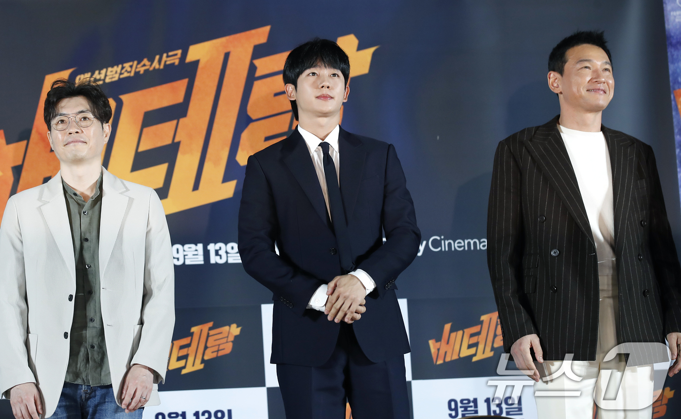 (서울=뉴스1) 권현진 기자 = 류승완 감독(왼쪽부터)과 배우 정해인, 황정민이 20일 서울 용산구 아이파크몰 CGV에서 열린 영화 '베테랑2' 제작보고회에서 인사를 하고 있다.' …