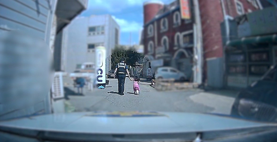 본문 이미지 - 7월14일 오후 경기 평택시 안중읍 일대에서 3살배기 A 양이 경찰과 동네를 돌아다니며 오빠들을 찾고 있다. (경기남부경찰청 제공) 2024.8.20/뉴스1 