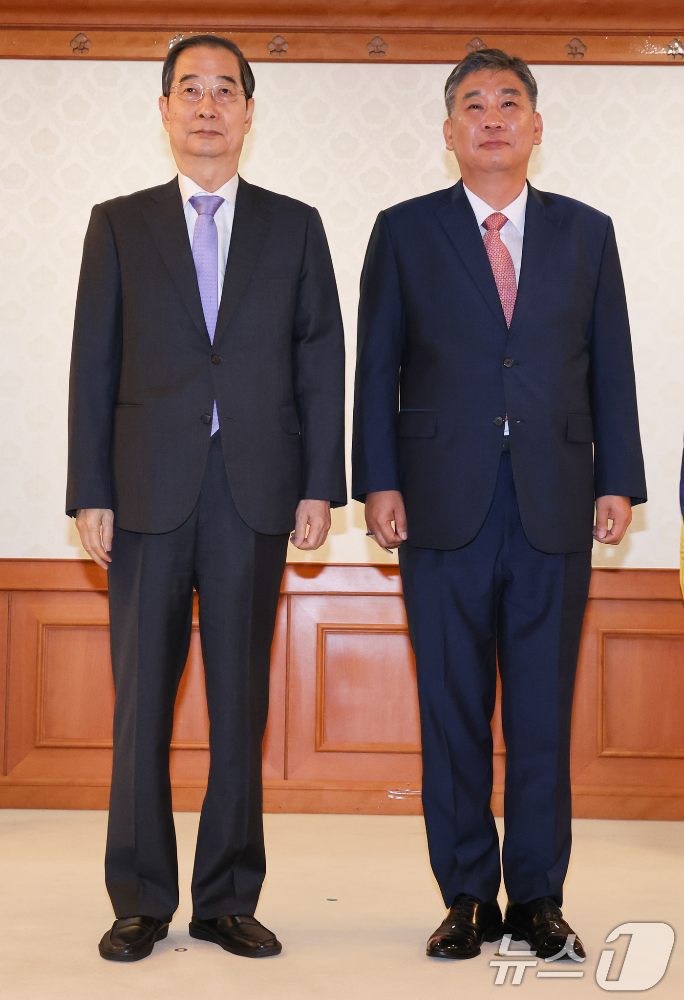 (서울=뉴스1) 허경 기자 = 한덕수 국무총리가 20일 서울 종로구 정부서울청사에서 열린 제6대 중기 옴브즈만 및 규제개혁위원 위촉식에서 최승재 제21대 국회의에게 중소기업 옴부즈 …